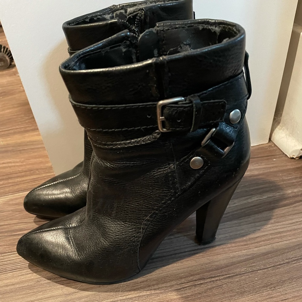 Black leather Nine West booties